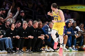 艾頓：能感受到東契奇在場邊對比賽的觀察 他歸來我們會更輕松