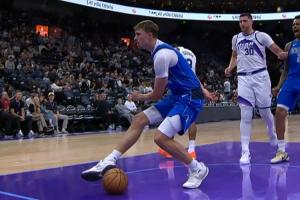 好險(xiǎn)！弗拉格反擊跟進(jìn)戰(zhàn)斧暴扣險(xiǎn)些受傷 落地后踩到球&好在無礙