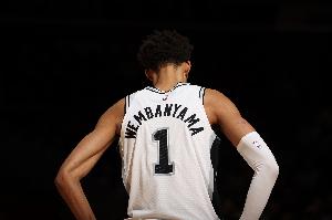 文班亞鯊？文班撞飛對(duì)手 隨后上演兇殘大猩猩暴扣！