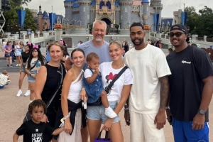 缺陣原因找到！拉塞爾曬全家合照：Riley的3歲生日在迪士尼度過(guò)