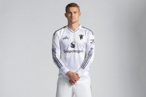 官方：曼聯(lián)客戰(zhàn)利物浦將穿白色客場球衣，是本賽季首次