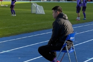 記者：于根偉身體初愈便帶隊訓(xùn)練，其實尚未徹底恢復(fù)