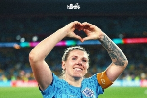 切爾西女足隊長米莉-布賴特宣布從英格蘭退役：無法兼顧兩邊了