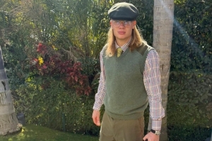 英倫紳士范！哈蘭德社媒曬穿搭照片：綠色帽子+馬甲