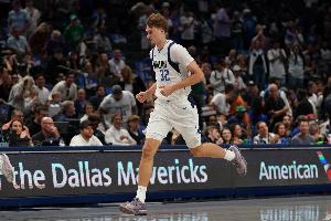 都不太準(zhǔn)！上半場弗拉格8投2中得到8分5板 貝利5投1中得到3分