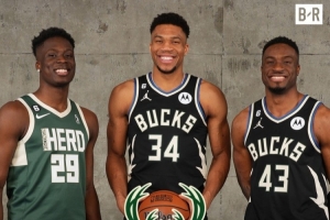 雄鹿此前已經(jīng)有3名雙向球員 要裁掉一個(gè)才能簽下字母弟