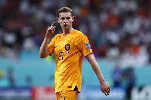 范巴斯滕：德容在荷蘭幾乎從不向前推進或轉移球，這令人失望