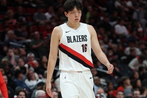 楊瀚森假傳真投三分球！開(kāi)拓者官推：他甚至把攝像頭都晃飛了??