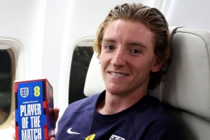 內(nèi)切抽射破門！戈登當選本輪世預賽英格蘭隊內(nèi)最佳球員