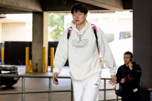 主場與勇士二番戰(zhàn)！開拓者入場照：楊瀚森衛(wèi)衣+運(yùn)動褲 一身白