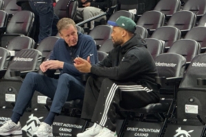 曾共事9年！勇士助教斯托茨和昔日愛(ài)徒利拉德賽前場(chǎng)邊聊天