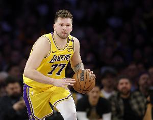 體態(tài)輕盈！東契奇首節(jié)攻防一體 4中3拿到10分4板2助&正負(fù)值+6