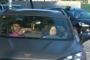 ??剛滿18還在學(xué)駕照！女友今日開車送亞馬爾去巴薩訓(xùn)練