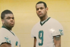 青春年少！詹姆斯轉(zhuǎn)發(fā)與高中隊友身穿橄欖球隊服合照