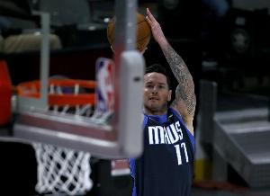 東契奇：雷迪克和我做隊(duì)友時(shí)已經(jīng)基本跑不動(dòng)了 當(dāng)時(shí)全靠我?guī)? >
                                        </div>
                                    </div>
                                                                        <div   id=