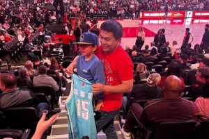 CBA元素！一位球迷拿著楊瀚森青島隊球衣觀戰(zhàn)開拓者vs勇士