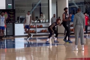 看來恢復(fù)不錯！恩比德在訓(xùn)練時輪流和隊(duì)友進(jìn)行一對一單挑