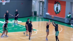 人干事？馬祖拉超遠三分迎射女記者 率綠軍教練57比4暴打記者隊！