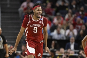 場(chǎng)均7分5籃板1蓋帽！黃蜂官方宣布簽下阿肯色大學(xué)中鋒喬納斯-艾杜