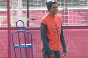 圖片報(bào)：穆西亞拉觀看拜仁公開訓(xùn)練，與球迷合影簽名并和教練長談