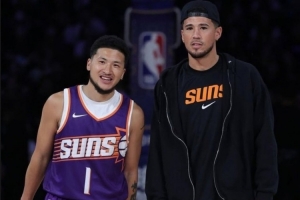 本尊認可！布克曬與“中文布克”合影以及后者投籃視頻：繼續(xù)投