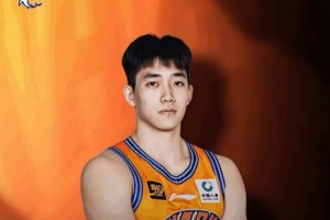 未來(lái)可期等你閃耀！祝上海男籃球員萬(wàn)孟霖21歲生日快樂(lè)！??