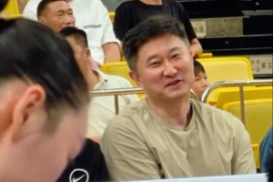 眼神犀利！杜鋒現(xiàn)場(chǎng)觀戰(zhàn)為廣東全運(yùn)女籃助威