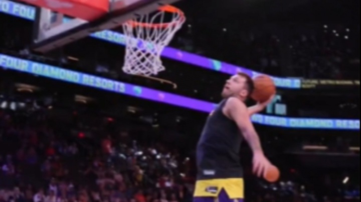 77自拋?zhàn)钥勰阋娺^？東契奇熱身時(shí)完成單臂戰(zhàn)斧暴扣