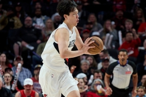 媒體人：相較于首戰(zhàn)勇士楊瀚森明顯更從容 他得提升無(wú)球存在感