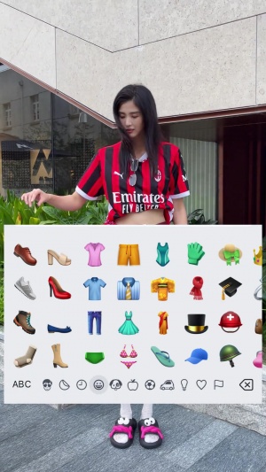 這身穿搭如何？趙麗娜穿米蘭球衣搭配黑色短裙，上演emoji換裝