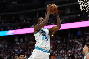 真是太能搶了！迪亞巴特狂搶9個(gè)前場(chǎng)板 7投6中&罰球8中6拿到18分