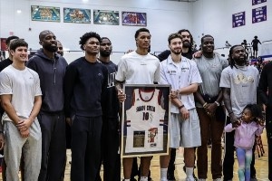 全隊(duì)出席小賈巴里-史密斯高中球衣退役儀式！火箭隊(duì)內(nèi)氣氛沒(méi)誰(shuí)了