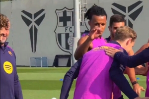 ??巴薩球員在訓(xùn)練課列隊(duì)用拍頭禮祝賀德容續(xù)約、費(fèi)爾明傷愈歸隊(duì)