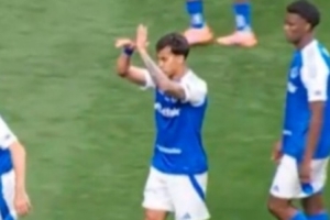 不滿裁判！尤文舊將若熱對裁判做“戴手銬”手勢，隨后被紅牌罰下
