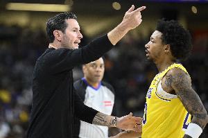 有一點(diǎn)鐵！尼克-史密斯半場出場10分鐘 5中1拿到3分1板1助