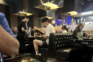 楊瀚森與女友外出就餐&翻譯哥坐對面 網友打趣：千萬瓦電燈泡??