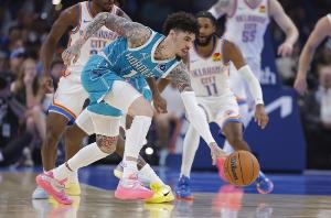 別人都是長(zhǎng)高！黃蜂全是變矮！7位黃蜂球員官方數(shù)據(jù)身高縮水