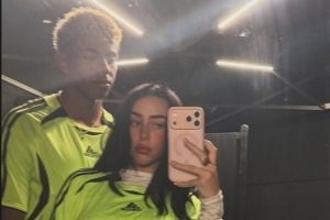 秀恩愛(ài)！女友社媒曬與亞馬爾親密自拍合照