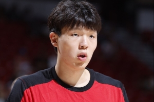媒體人：楊瀚森很多的防守壞習(xí)慣都是在CBA和青年隊(duì)養(yǎng)成的 趕緊改
