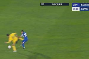 暴力動作！孫捷亮鞋底蹬踹于漢超染黃，主裁看VAR后改判紅牌！