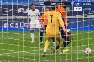 假摔！顏駿凌出擊蘭克爾-澤倒地，主裁看VAR后判定蘭克爾-澤假摔