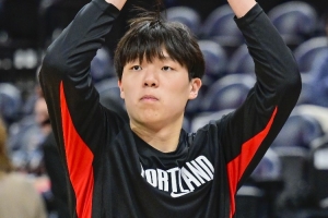 媒體人：楊瀚森今天表現(xiàn)相對(duì)平庸 沒(méi)有籃板 卡位意識(shí)還得練