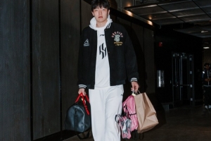 真是喜歡！開(kāi)拓者曬球員入場(chǎng)照：楊瀚森依然帶著粉色小書(shū)包