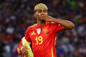 世體：亞馬爾可能和專賣簽名商品的公司合作，現(xiàn)在不給球迷簽名了