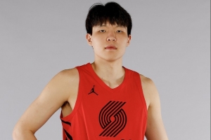 媒體人：季前賽兩次6犯離場(chǎng) 楊瀚森的犯規(guī)頻率還需要想辦法控制