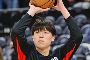 媒體人：楊瀚森有亮眼表現(xiàn) 但需要總結(jié)和提升地方更多 繼續(xù)加油