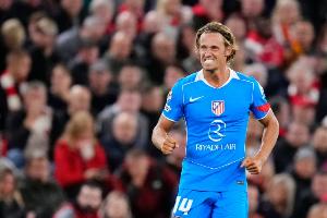 略倫特佩戴黃色鏡片眼鏡，眼科專家：未有證據(jù)表明藍(lán)光對(duì)眼睛有害