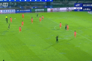 光速扳平！泰山后防洛佩斯冒頂，卡列洛破門，浙江1-1扳平泰山