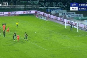 泰山2-2扳平浙江！裁判長時間看VAR后判程進犯規(guī)，克雷桑點射破門