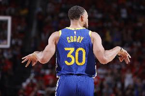 經(jīng)典庫有引力！庫里連得5分之后 連續(xù)利用引力助隊友上空籃